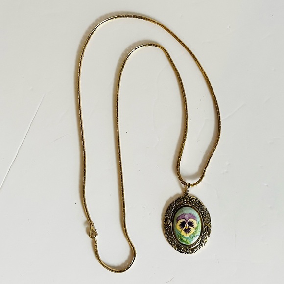 Vintage Gold Tone Hand Painted Pansy Porcelain Pendant Necklace - Picture 4 of 7